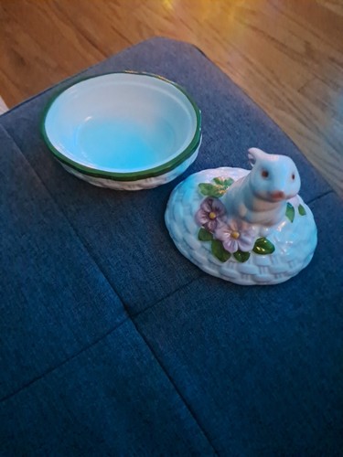 Avon 1982 Bunny Rabbit Hand-Painted Ceramic Trinket Box - photo 2