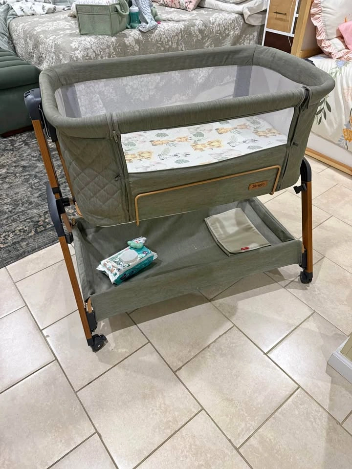 Baby bassinet with extra soft mattress and 2 jersey sheets