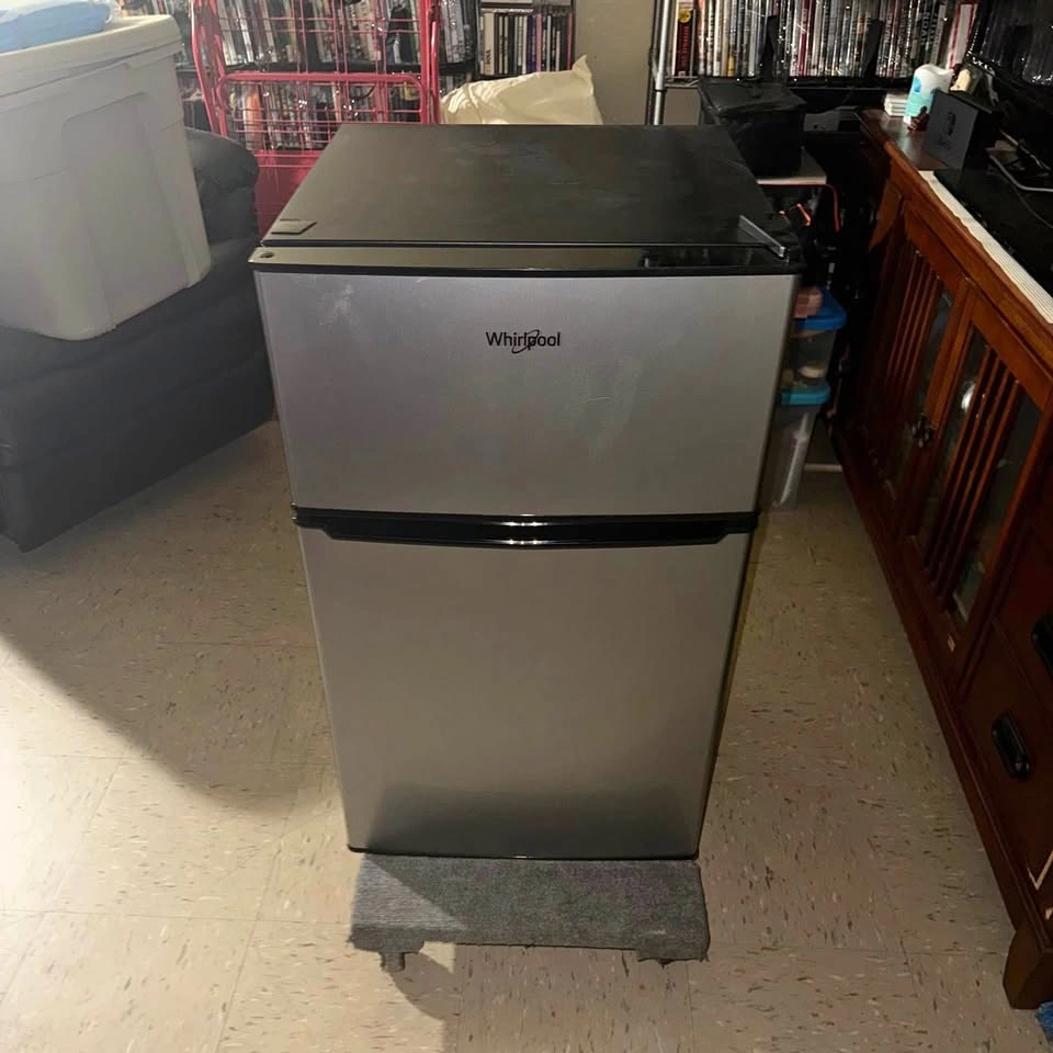 Mini Fridge + Freezer 3.1ft