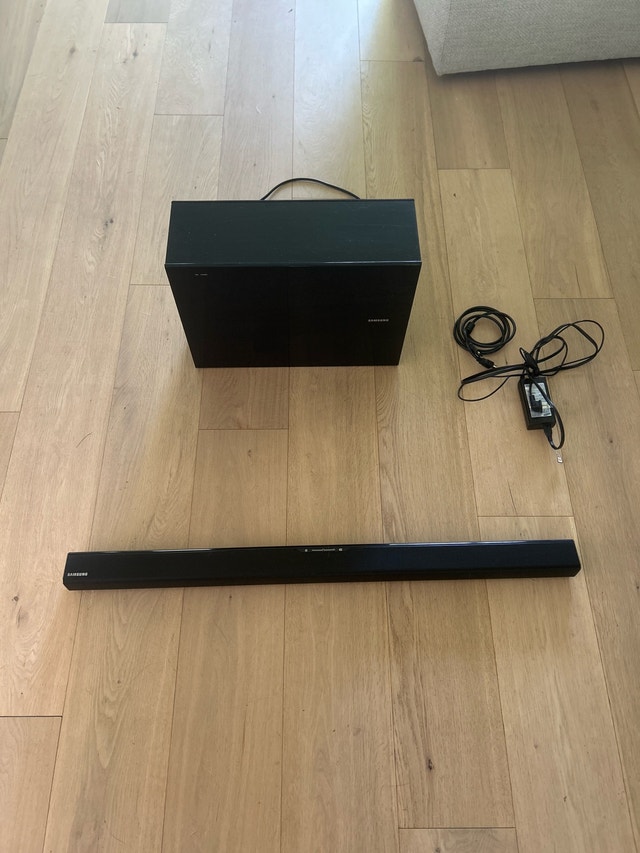 Samsung Soundbar + Wireless Subwoofer – HW-F550