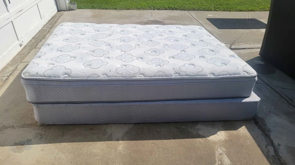Queen Mattress and Box Spring Set - photo 2