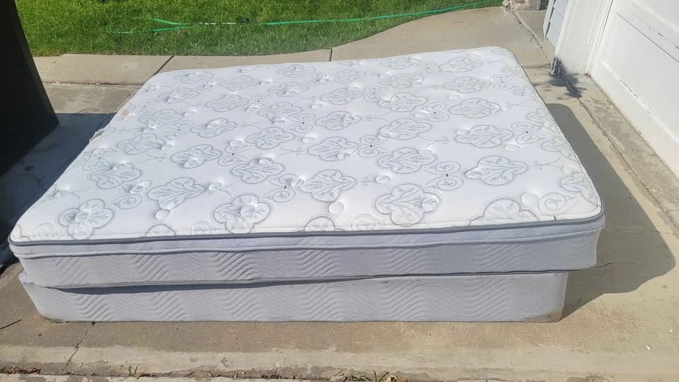 Queen Mattress and Box Spring Set - photo 3