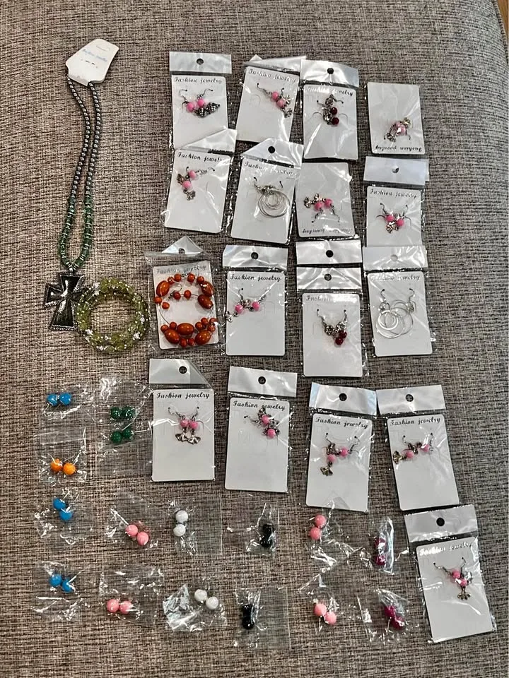 Jewelry lot 35 pcs thumbnail