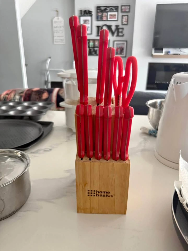 Steak knives and carving knives with scissors block