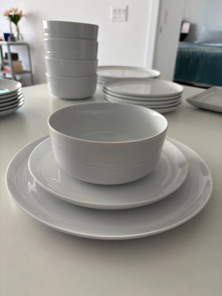 Crate & Barrel Hue Dinnerware Set for 5 + Extra Plates – 22 Piec - photo 2