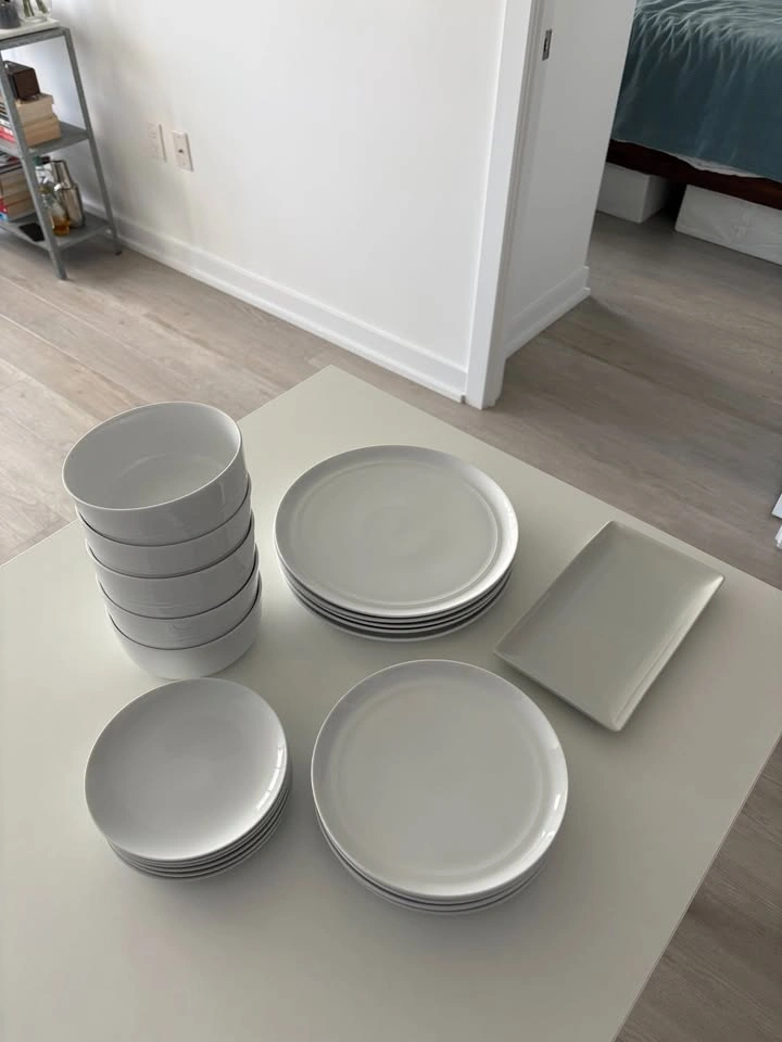 Crate & Barrel Hue Dinnerware Set for 5 + Extra Plates – 22 Piec - photo 4