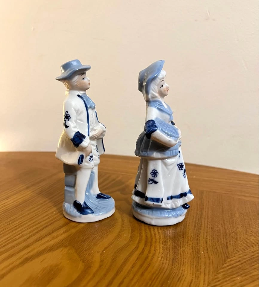 Vintage Blue and White Set of 2 Porcelain 5” Figurines - photo 2