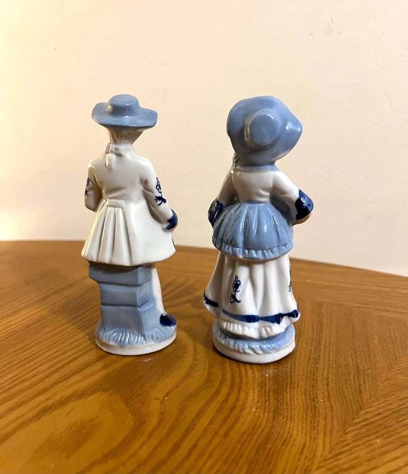 Vintage Blue and White Set of 2 Porcelain 5” Figurines - photo 3