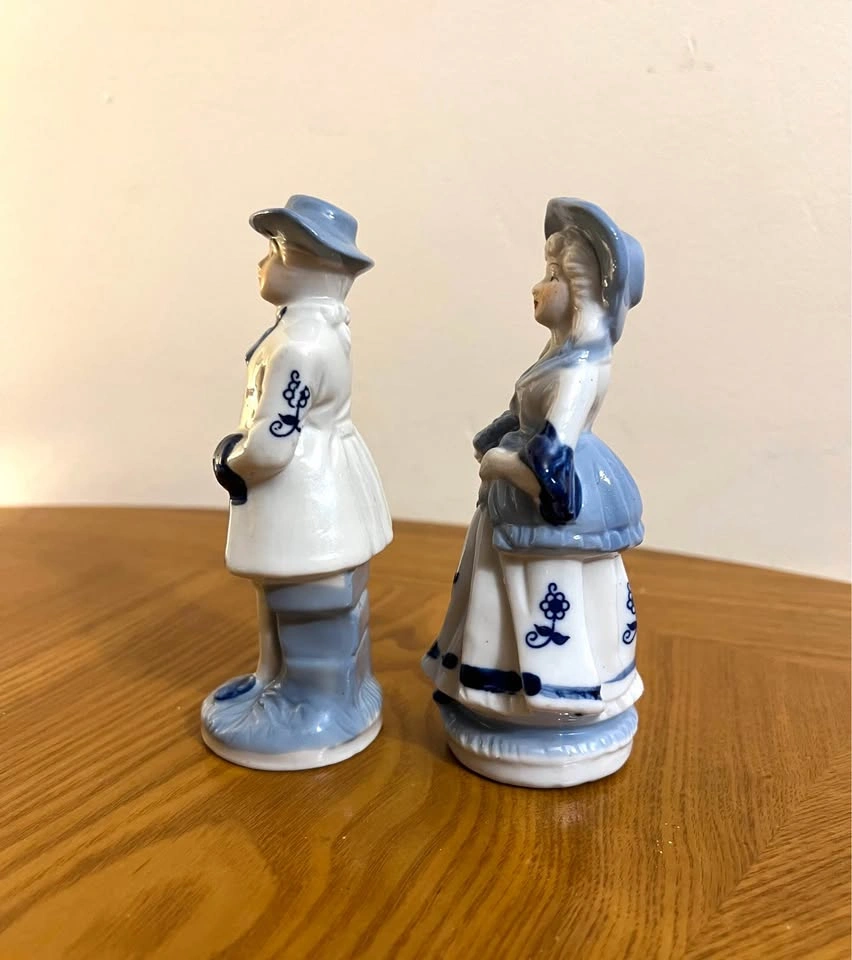 Vintage Blue and White Set of 2 Porcelain 5” Figurines - photo 4