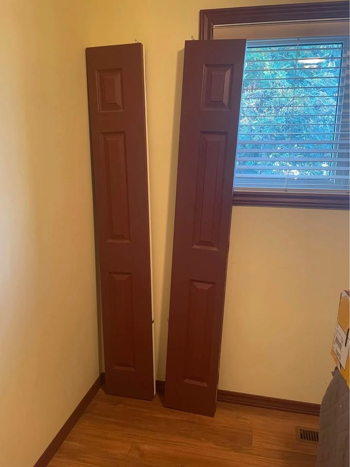 Adjustable closet bar, 2 bi-fold closet doors, 56” window blinds - photo 2
