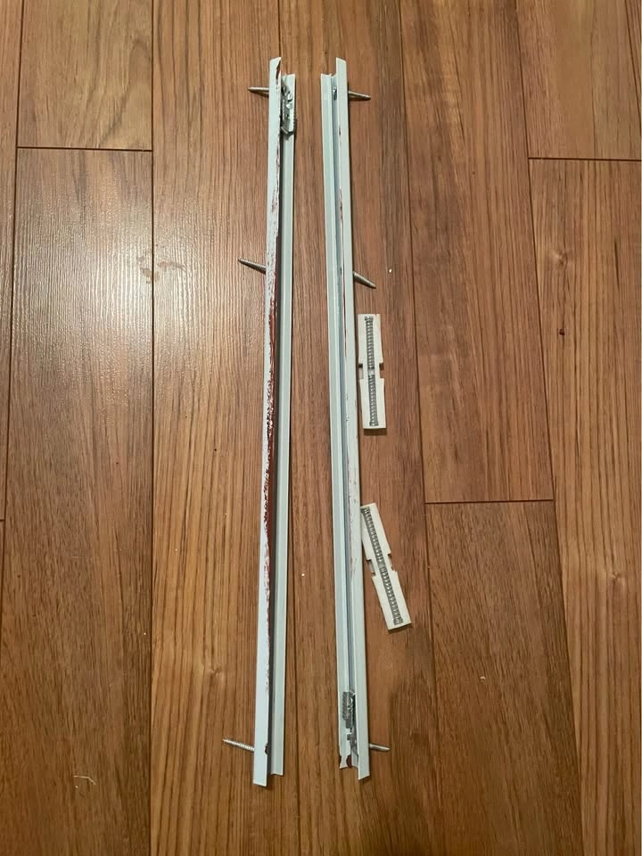 Adjustable closet bar, 2 bi-fold closet doors, 56” window blinds - photo 3