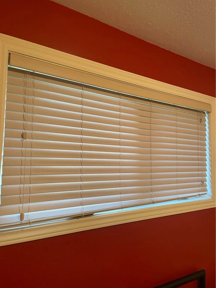 Adjustable closet bar, 2 bi-fold closet doors, 56” window blinds - photo 5