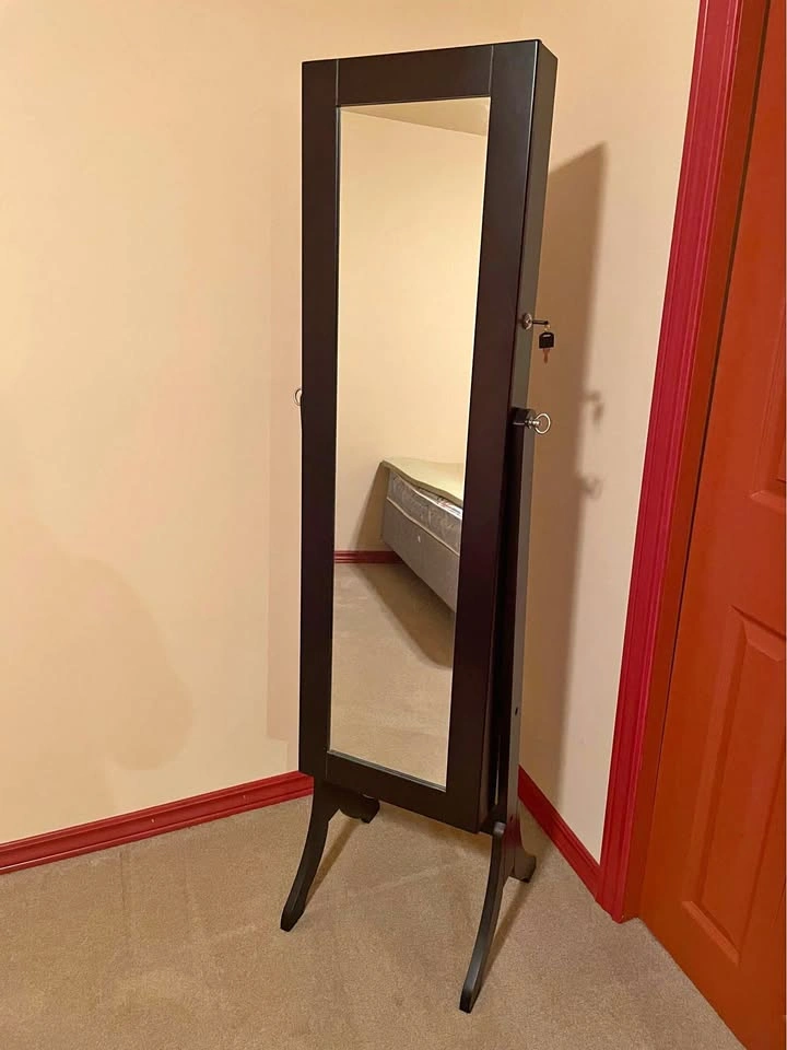 Jewelry mirror