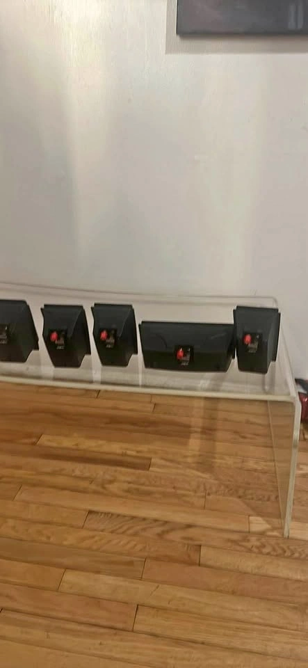 Insignia stereo receiver with 5 speakers, cables, and remote