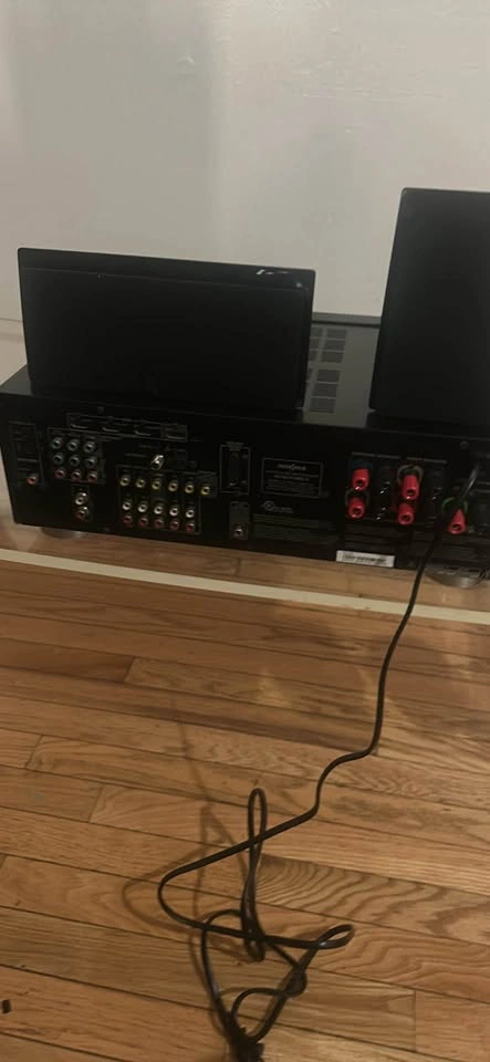 Insignia stereo receiver with 5 speakers, cables, and remote - photo 3