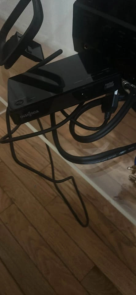 Insignia stereo receiver with 5 speakers, cables, and remote - photo 4