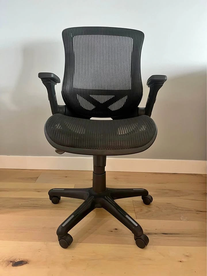 Ergonomic Mesh Office Chair – Flip-Up Arms & Lumbar Support