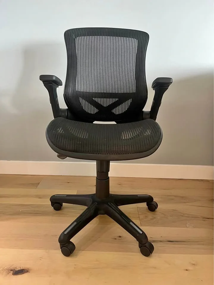 Ergonomic Mesh Office Chair – Flip-Up Arms & Lumbar Support