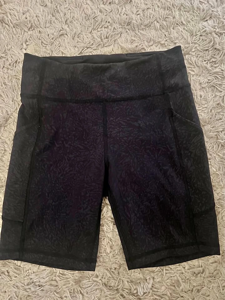 Lululemon 8 inch biker shorts with pockets - size 8
