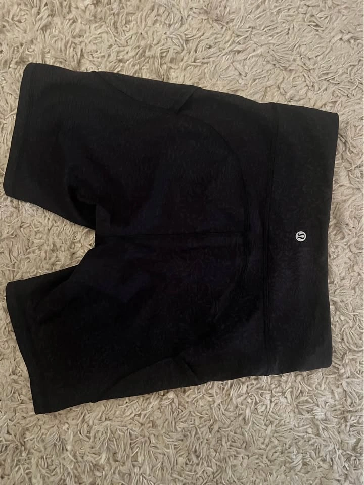 Lululemon 8 inch biker shorts with pockets - size 8 - photo 2