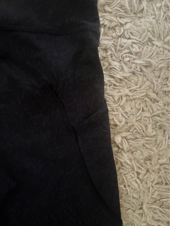 Lululemon 8 inch biker shorts with pockets - size 8 - photo 3