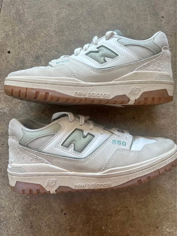 New Balance 550 - Excellent Condition (M6 / W 7.5)