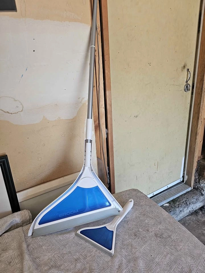 Brand New Helio Air Broom Set