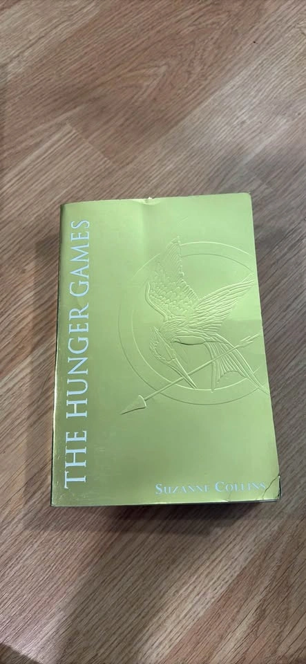 3 hunger games books - photo 2