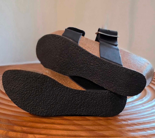 BROWNS Cassis Wedge Leather Sandals! NEW!! NEVER Worn! - photo 4