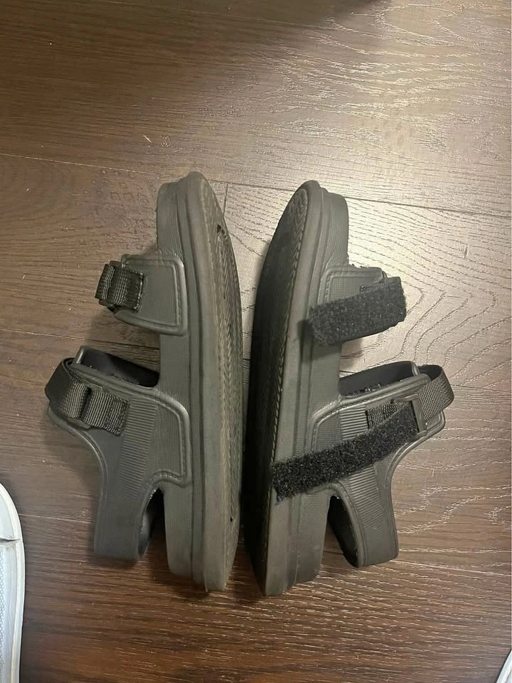 Black sandals in very good condition
