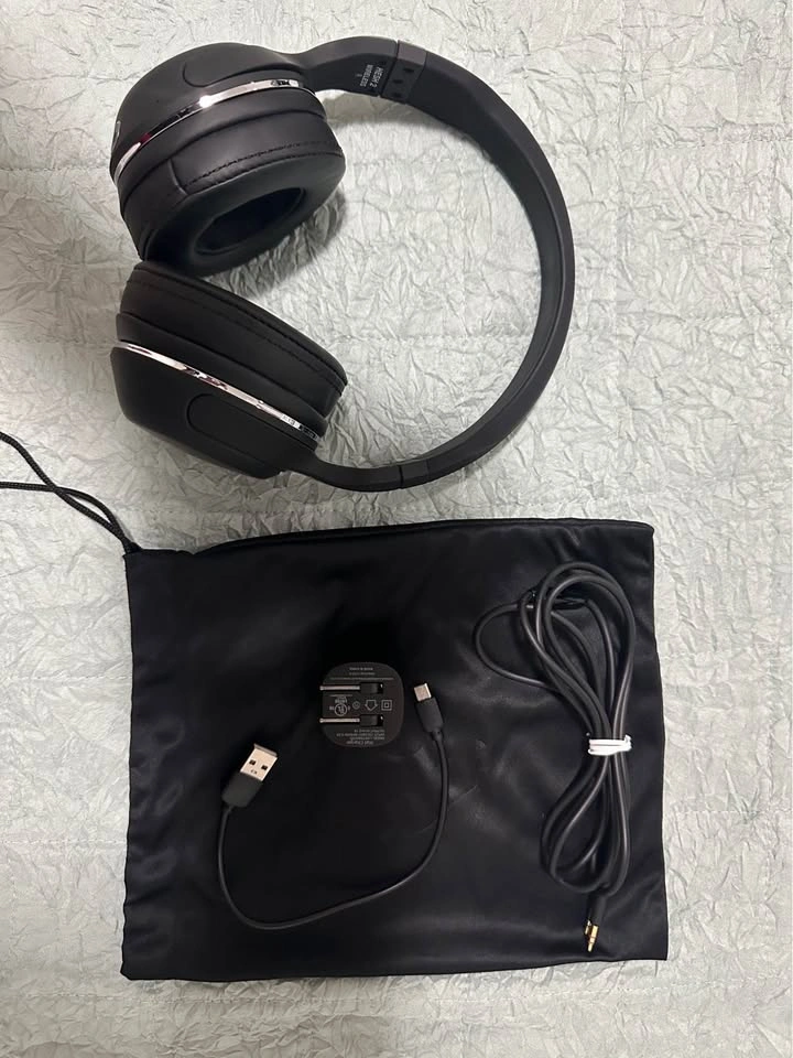 Brand new Skullcandy headphones with case Aux cable plus chargin - photo 2