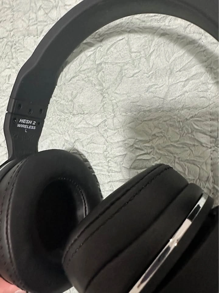 Brand new Skullcandy headphones with case Aux cable plus chargin - photo 4