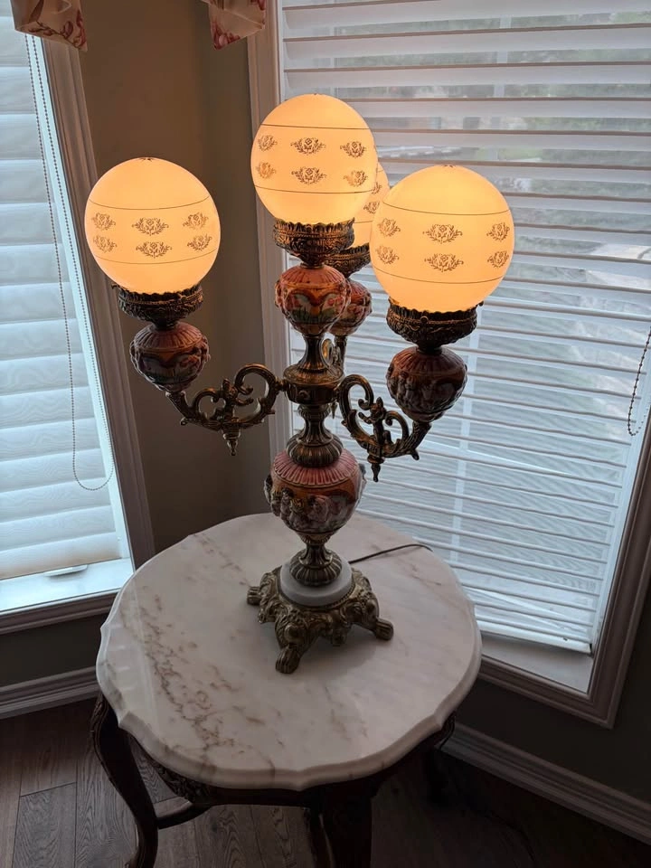 Pair of Large Vintage Capodimonte-Style Cherub 4-Globe Lamps - photo 4