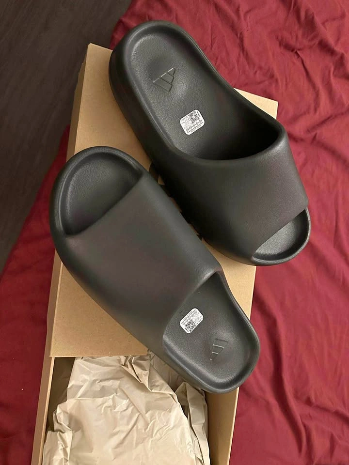 Yeezy Slide Dakony - Size 12