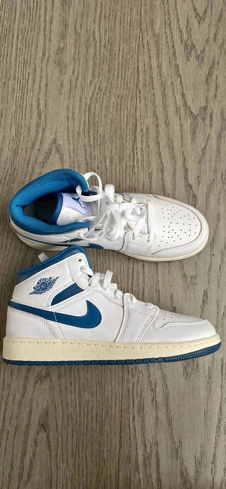 Air Jordan 1 Mid Sneakers