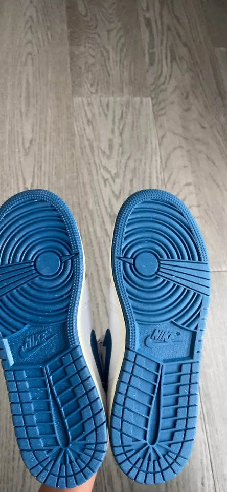 Air Jordan 1 Mid Sneakers - photo 2