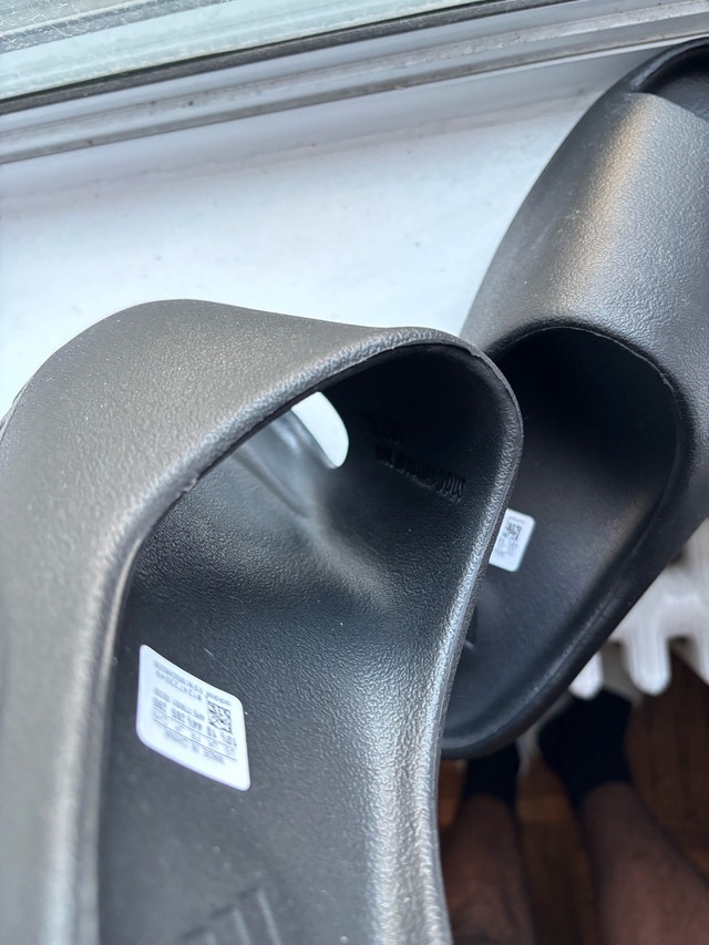 Adidas Yeezy Slides, size 10.5, black - photo 2