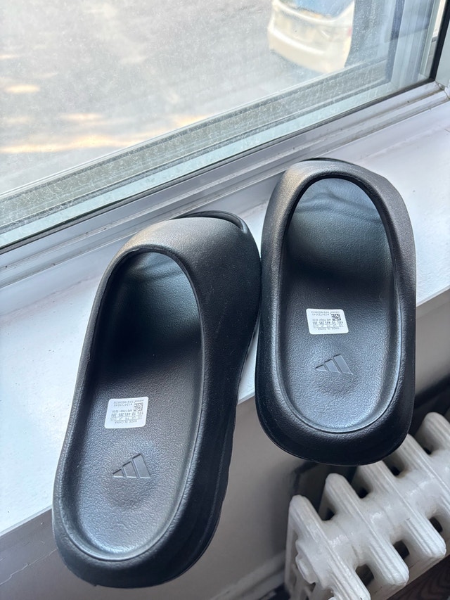 Adidas Yeezy Slides, size 10.5, black - photo 3