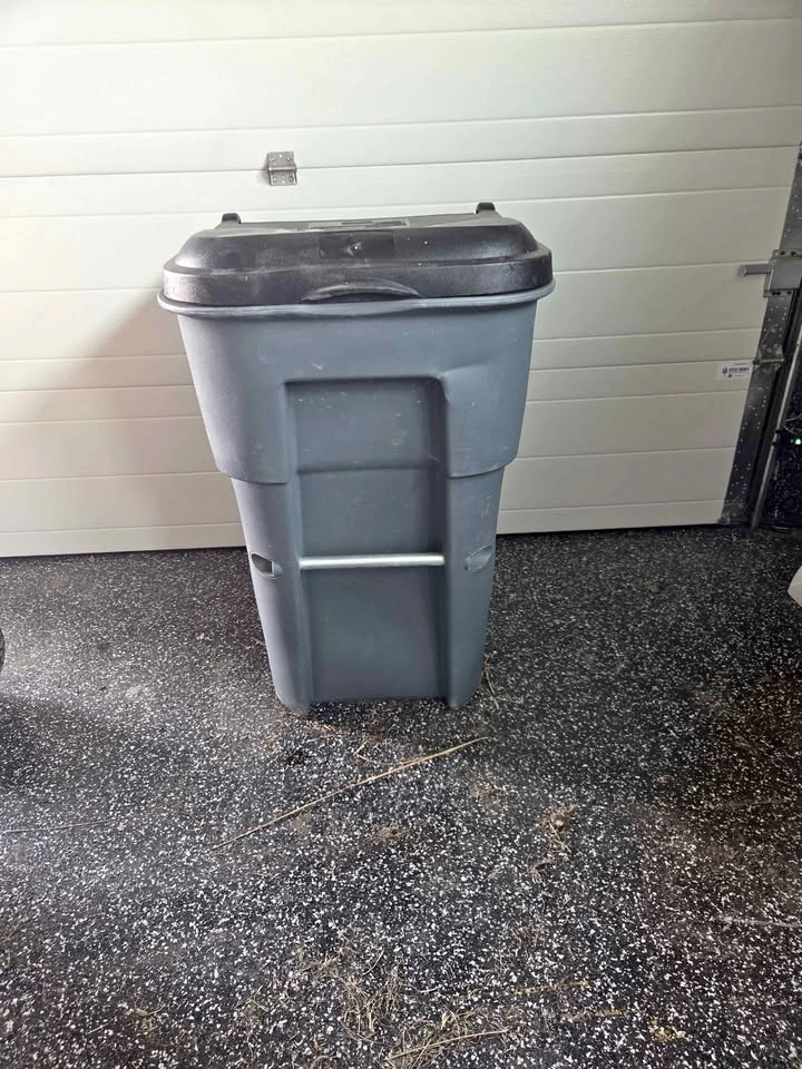Rubbermaid 65 Gallon / 246L Rollout Garbage Bin – Heavy Duty