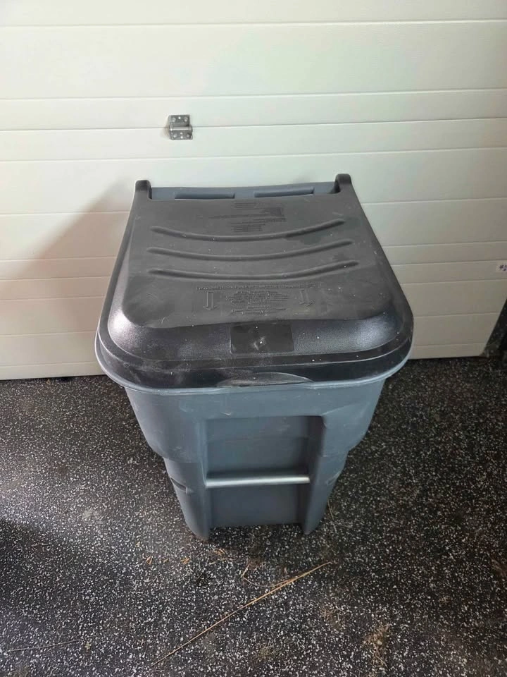 Rubbermaid 65 Gallon / 246L Rollout Garbage Bin – Heavy Duty - photo 2