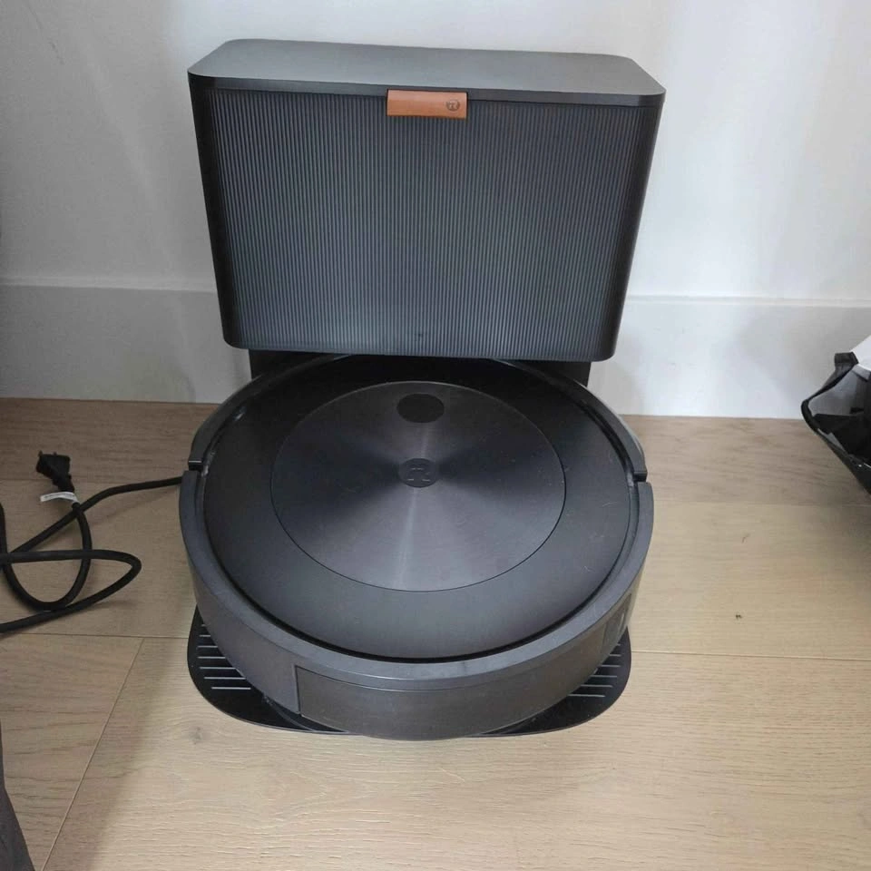 IRobot Roomba j8+ Self-Emptying Robot Vacuum - Great Condition