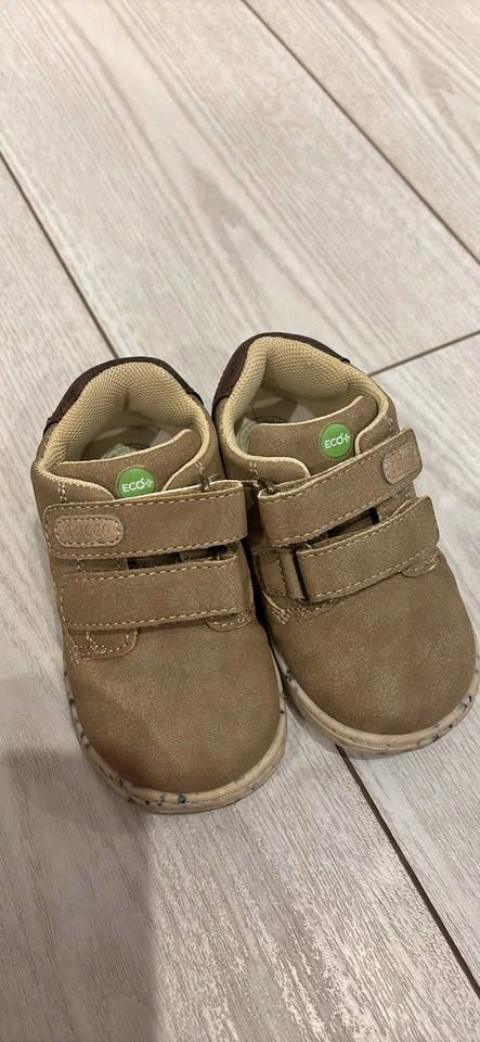 New Infant sneaker US5.5