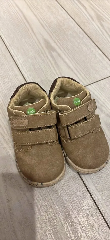 New Infant sneaker US5.5