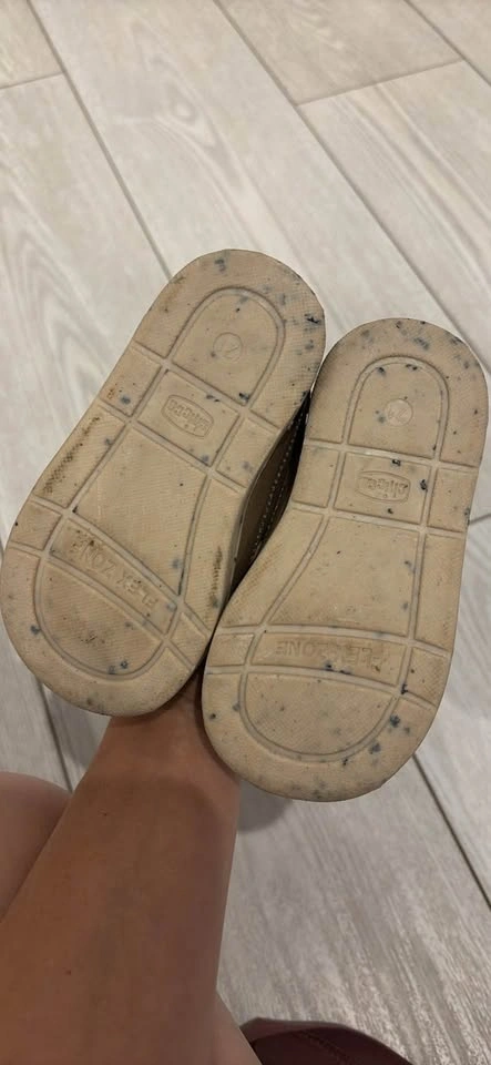 New Infant sneaker US5.5 - photo 2