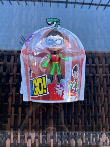 Teen Titans Go! Twisty Titans Robin Color Change Figurine