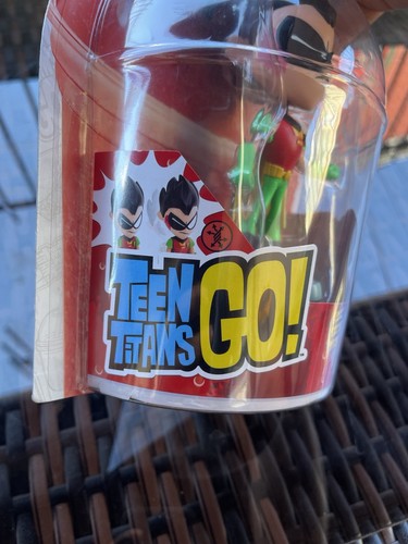 Teen Titans Go! Twisty Titans Robin Color Change Figurine - photo 4