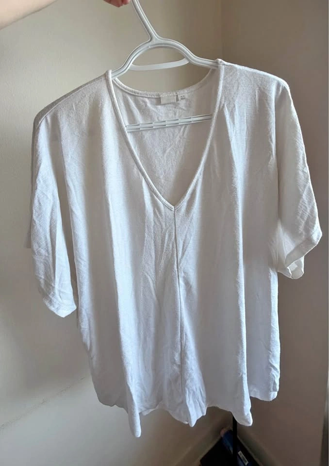 Gap V-Neck T-Shirt size XL