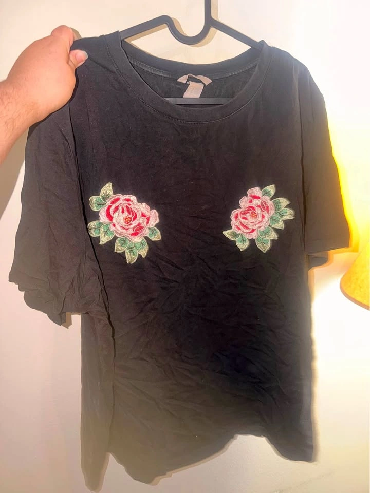 H&M Black T-Shirt with Rose Embroidery size XL