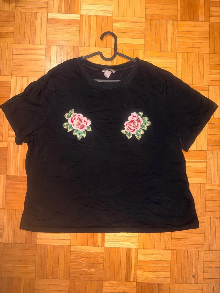 H&M Black T-Shirt with Rose Embroidery size XL - photo 2