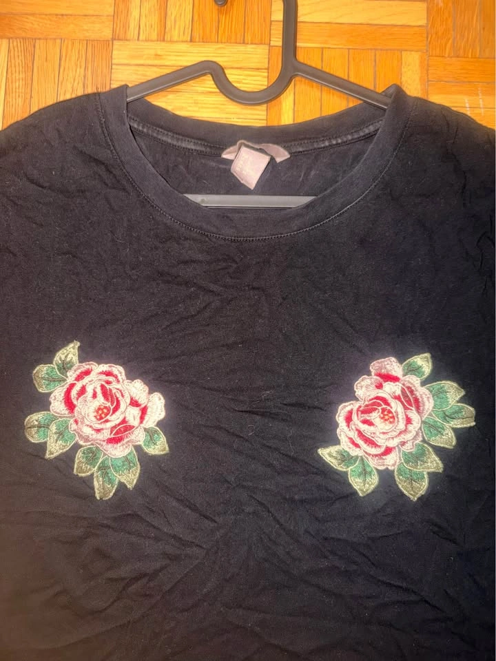 H&M Black T-Shirt with Rose Embroidery size XL - photo 3